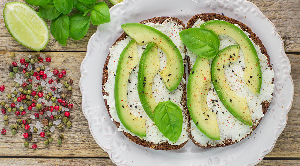 Tostadas con Queso Cremado y Aguacate