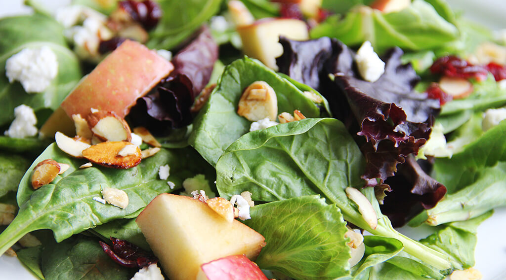 Ensalada de manzana y queso cremado